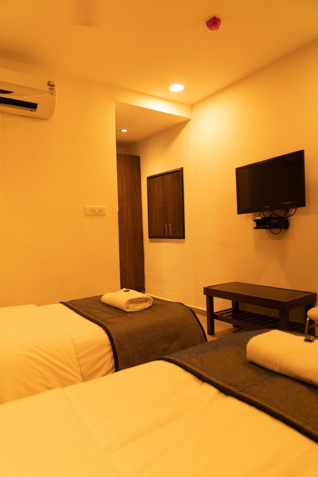 The Flamboyant Natraj Hotel Bharuch Exterior foto