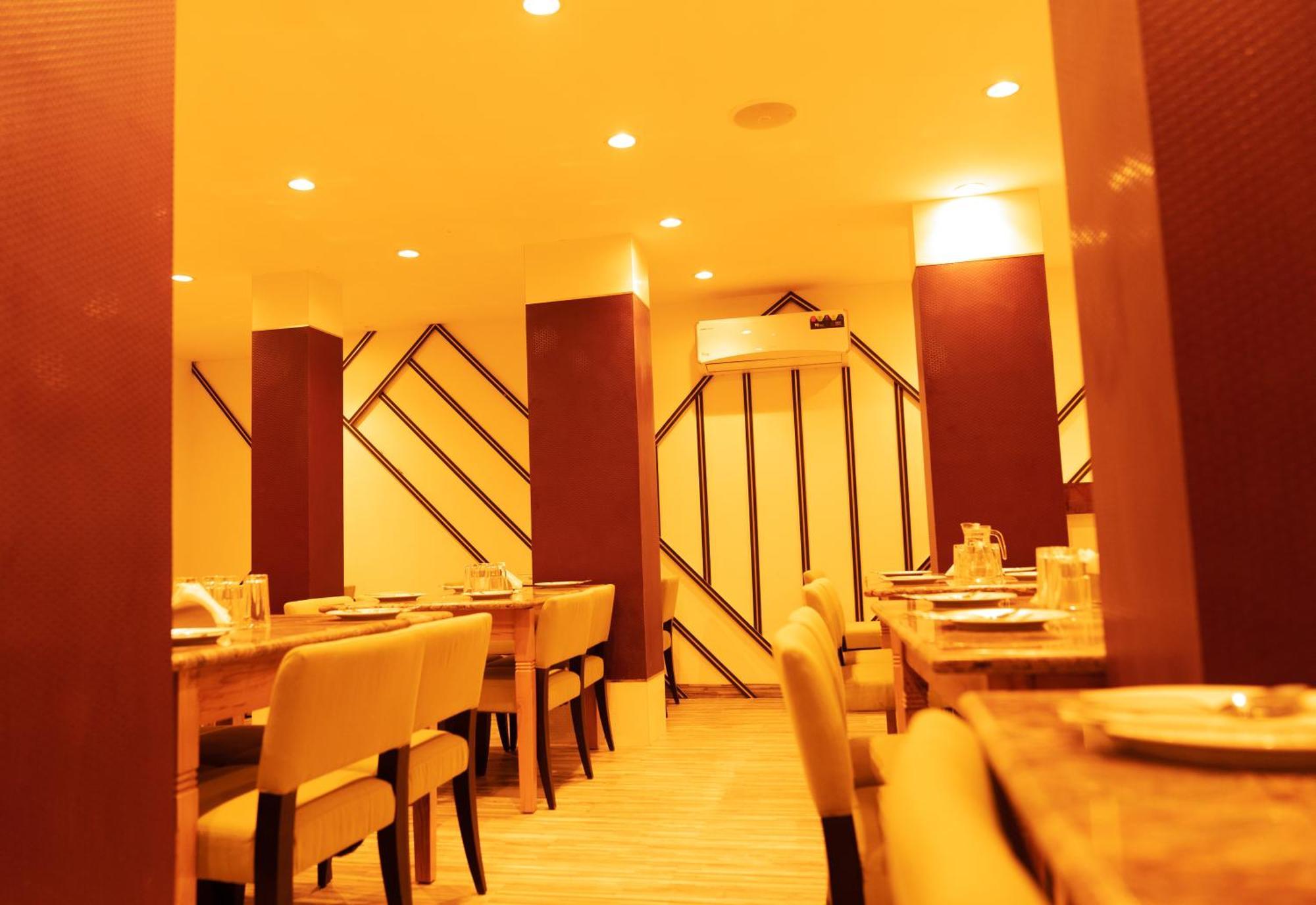 The Flamboyant Natraj Hotel Bharuch Exterior foto