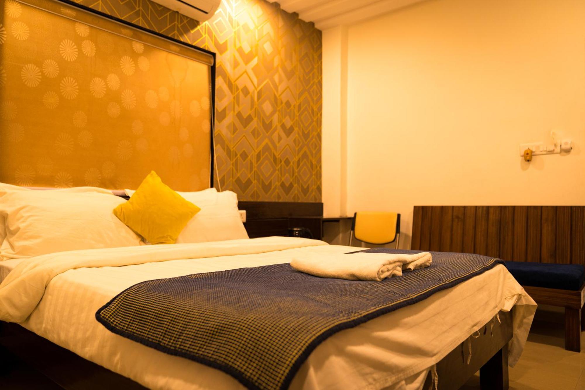 The Flamboyant Natraj Hotel Bharuch Exterior foto