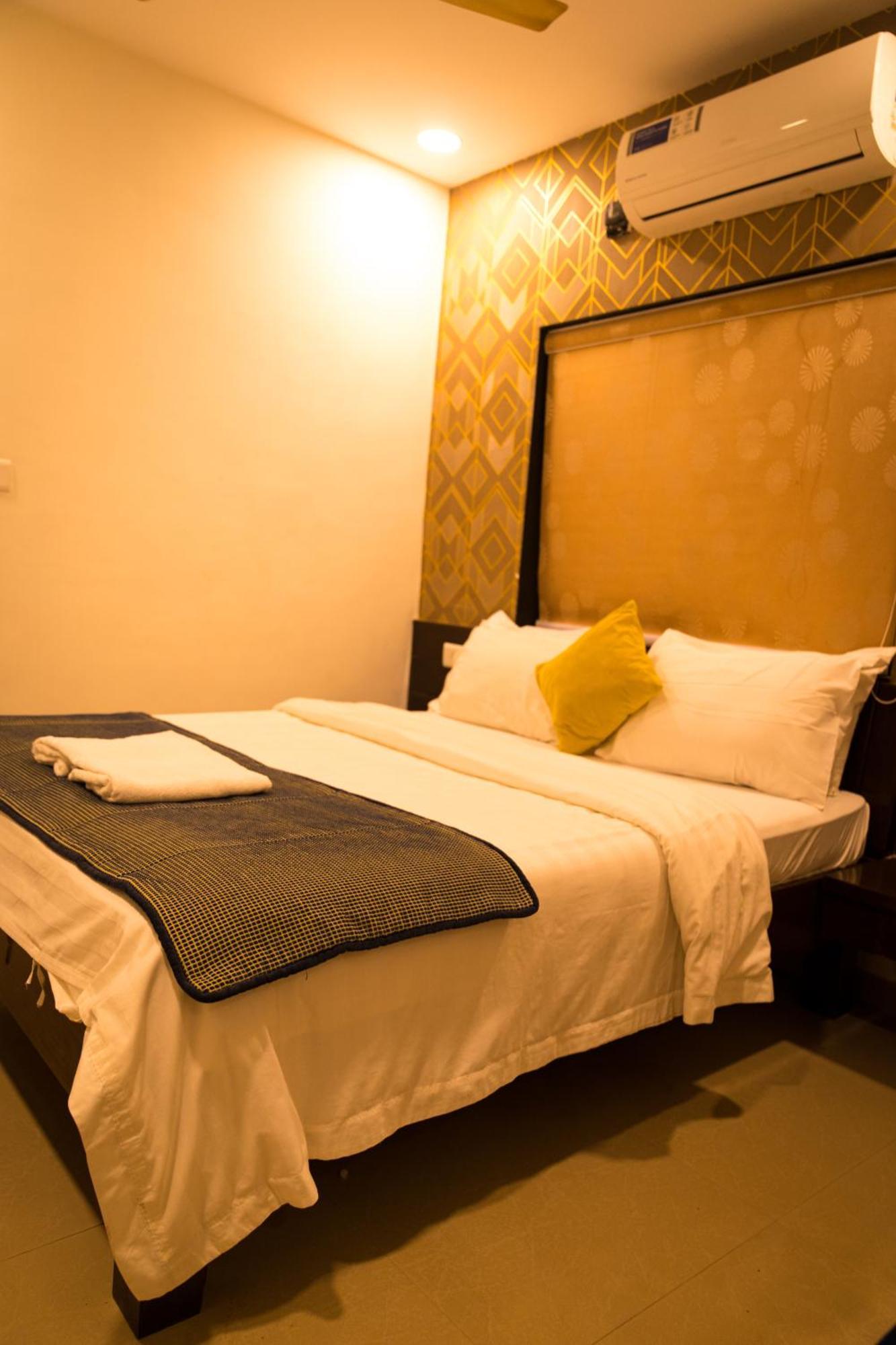 The Flamboyant Natraj Hotel Bharuch Exterior foto